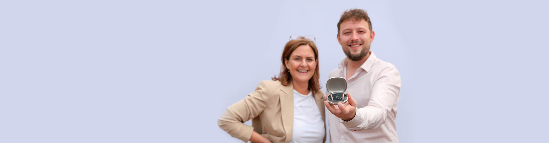 Carola Ise mit Sohn Kilian Ise der ein Hörgerät in die Kamera hält