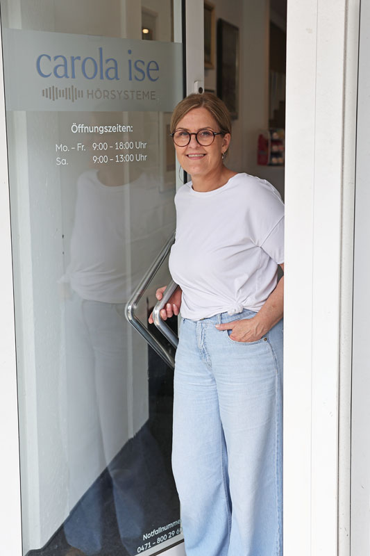 Carola Ise Hörgeräteakustikermeisterin steht in der Eingangstür